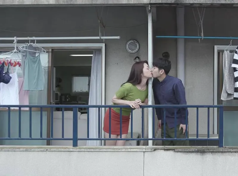 Tiếng rên của chị cạnh cạnh nhà và cậu thanh niên được lái máy bay